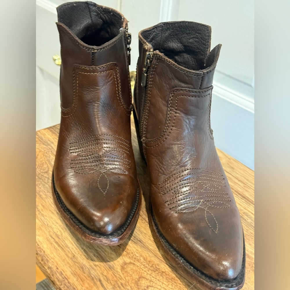 Liberty Black,  Prya, Rich looking leather Ankle Boots w/ Side Zipper size 7.5